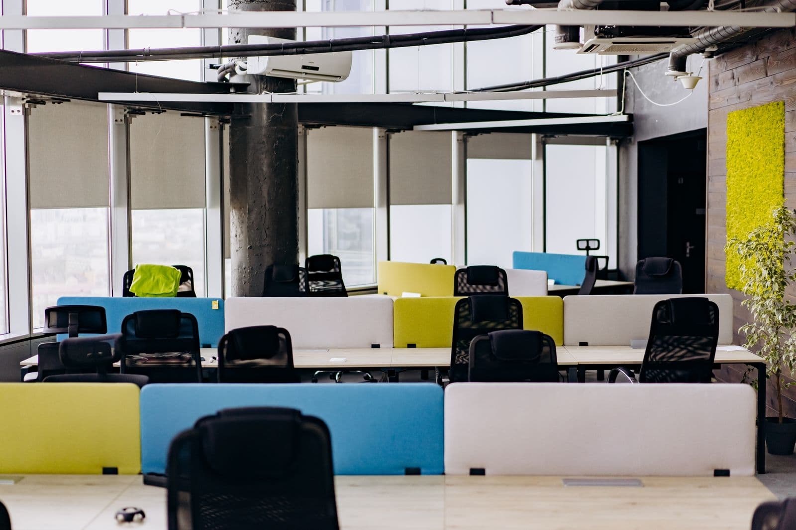 Open space avec postes de travail et unités de climatisation au plafond