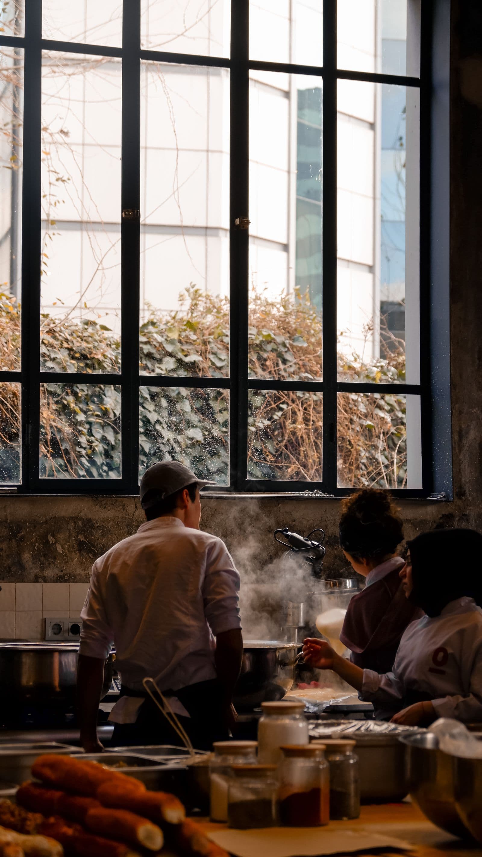 Chefs au travail dans une cuisine de restaurant