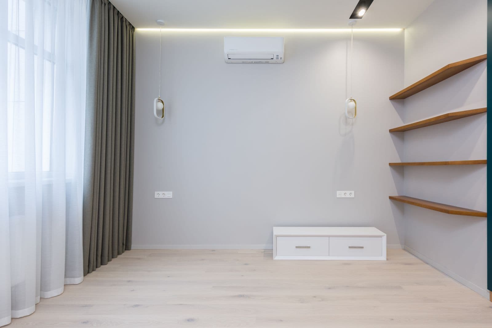 Pièce aux murs clairs avec une unité murale de climatisation près du plafond